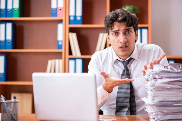 Giovane uomo d'affari bello infelice con il lavoro eccessivo — Foto Stock