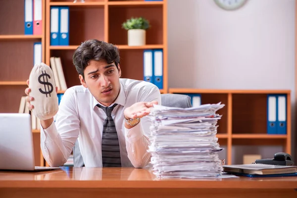 Giovane uomo d'affari bello infelice con il lavoro eccessivo — Foto Stock