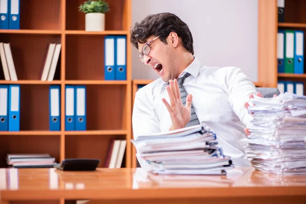 Jovem empresário bonito infeliz com trabalho excessivo — Fotografia de Stock