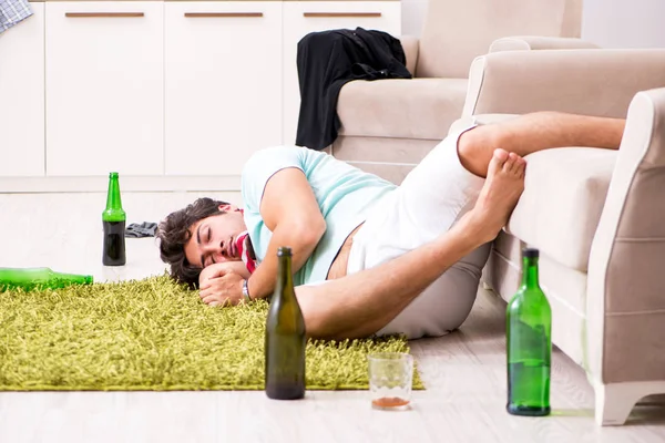 Genç sarhoş yakışıklı adam partiden sonra evde 