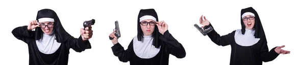 Монахиня с пистолетом изолирована на белом — стоковое фото