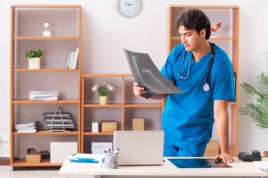 Klinikte çalışan genç, yakışıklı bir radyolog. 