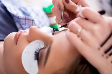 Kirpik uzatılıyor.