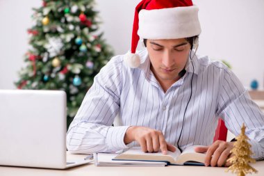 Telefonda yılbaşı indirimi sırasında telefon operatörü.