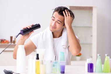 Tuvaletteki genç yakışıklı adam hijyen konseptinde. 