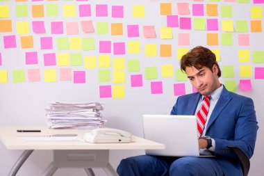 Çelişkili öncelikler konseptinde genç yakışıklı bir adam