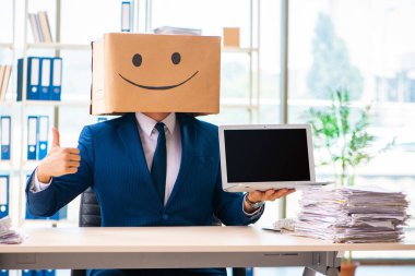 Kafası yerine kutusu olan mutlu bir adam.