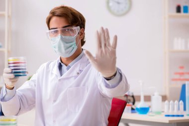 Laboratuvarda çalışan genç bir kimyager. 