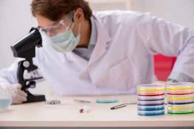 Laboratuvarda çalışan genç bir kimyager. 