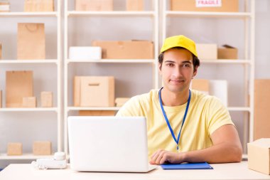 Kutu taşıma servisinde çalışan yakışıklı bir müteahhit. 