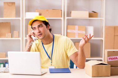 Kutu taşıma servisinde çalışan yakışıklı bir müteahhit. 