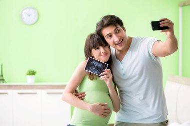 Genç aile hamileliği öğreniyor.