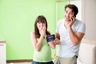 Genç aile hamileliği öğreniyor.