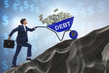 İş adamı, borç kredisi kavramında el arabasını yokuş yukarı itiyor