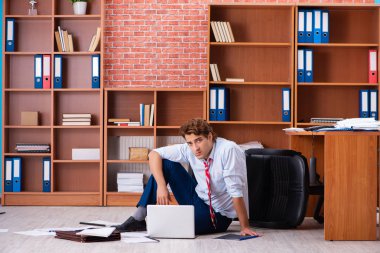 Ofiste oturan mutsuz iş adamı. 