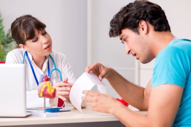 Genç hasta, doktor kardiyoloğu ziyaret ediyor. 