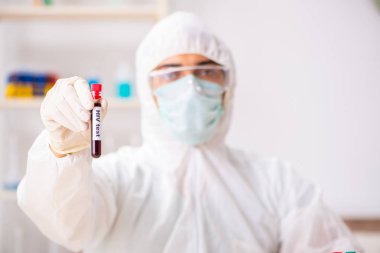 Genç yakışıklı laboratuvar asistanı hastanede kan örnekleri test ediyor. 