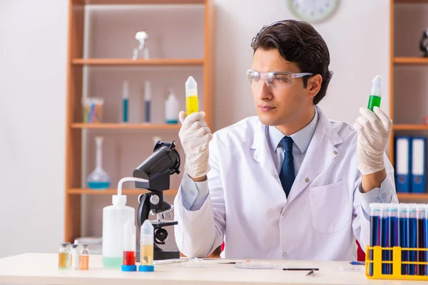 Jeune beau biochimiste travaillant dans le laboratoire — Photo