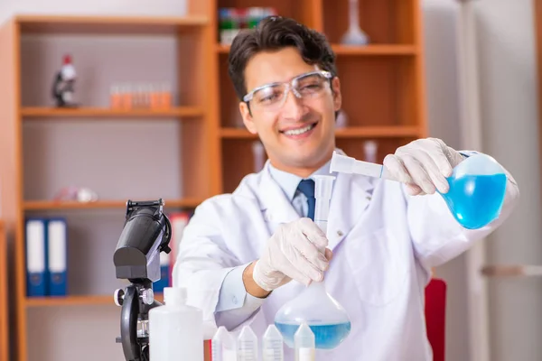 Fiatal jóképű biokémikus dolgozik a laborban — Stock Fotó