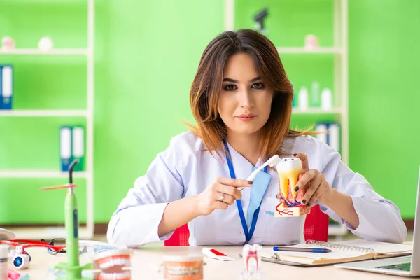 Zahnärztin arbeitet an Zahnimplantat — Stockfoto