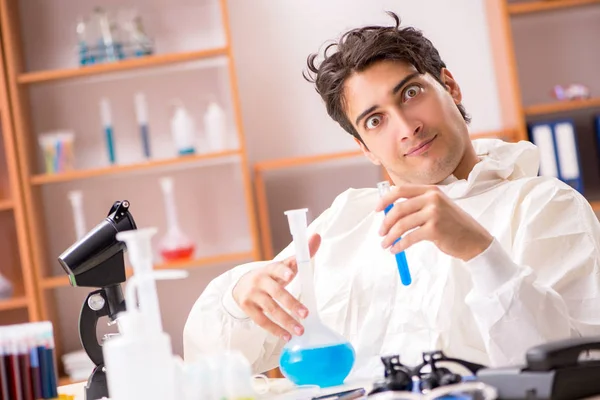 Bioquímico joven trabajando en el laboratorio — Foto de Stock