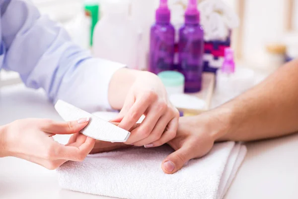 Mãos durante a sessão de cuidados de manicure — Fotografia de Stock