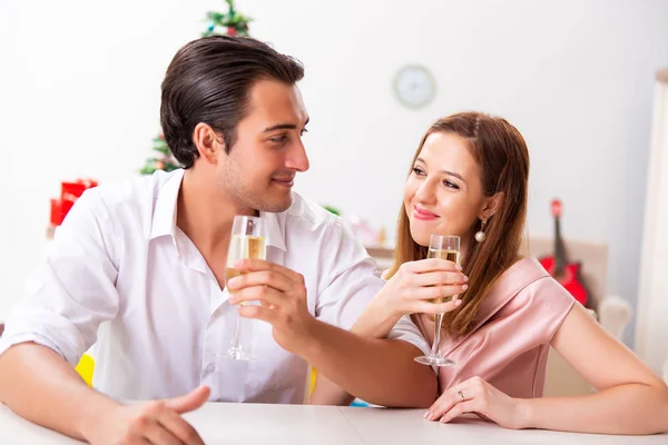 Junges Paar feiert Weihnachten mit Champagner — Stockfoto