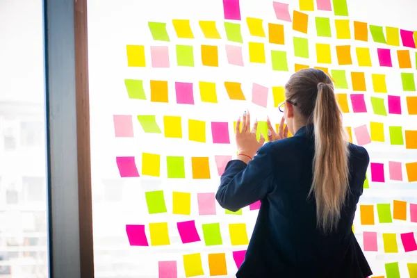 Vacker kvinnlig anställd med många motstridiga prioriteringar — Stockfoto