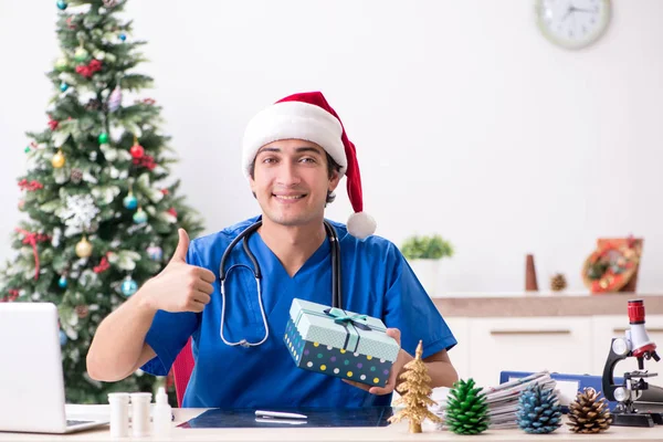 Doctor con caja de regalo en el hospital —  Fotos de Stock