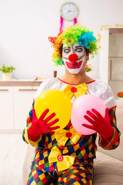 Clown divertente nel concetto di celebrazione di Natale — Foto Stock