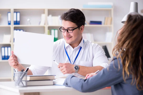 Asistente de ventas discutiendo transacción con cliente — Foto de Stock