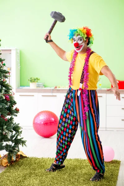 Clown divertente nel concetto di celebrazione di Natale — Foto Stock