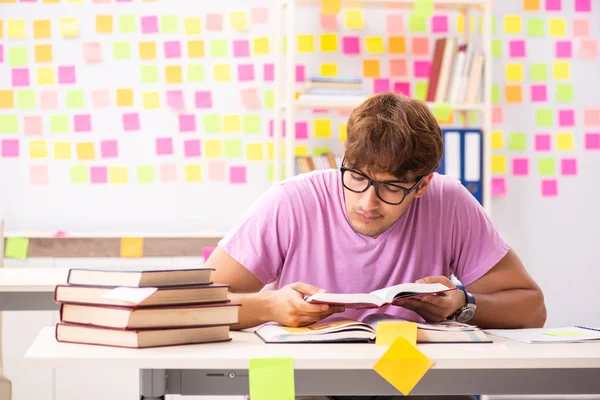 Estudante se preparando para exames com muitas prioridades conflitantes — Fotografia de Stock