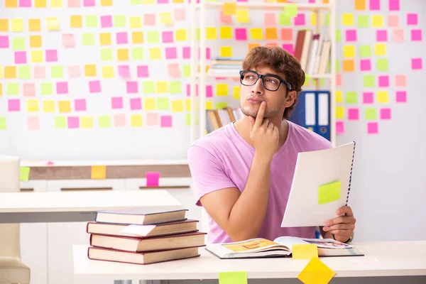 Student förbereder sig för prov med många motstridiga prioriteringar — Stockfoto