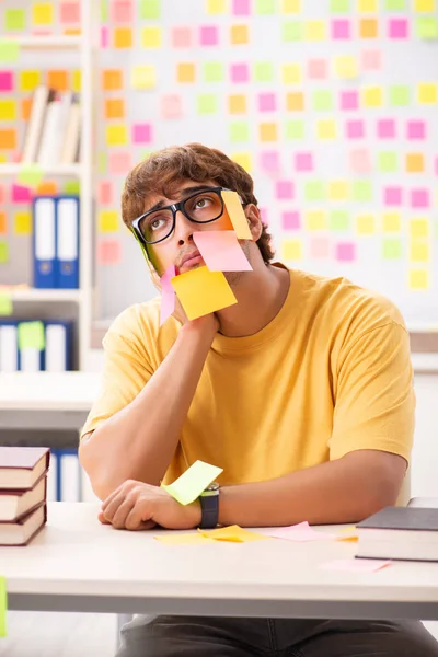 Studenti che si preparano per esami con molte priorità contrastanti — Foto Stock