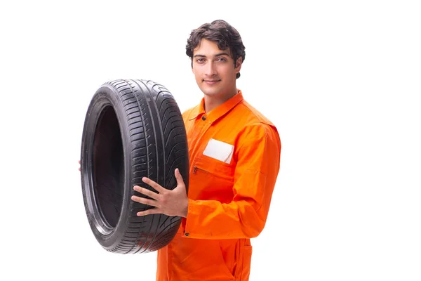 Jovem trabalhador de garagem com pneu isolado em branco — Fotografia de Stock