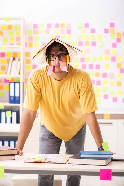 Estudante se preparando para exames com muitas prioridades conflitantes — Fotografia de Stock