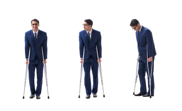白い背景に分離された松葉杖で歩くビジネスマン — ストック写真