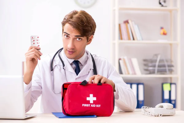 Médico joven con botiquín de primeros auxilios en hospital —  Fotos de Stock