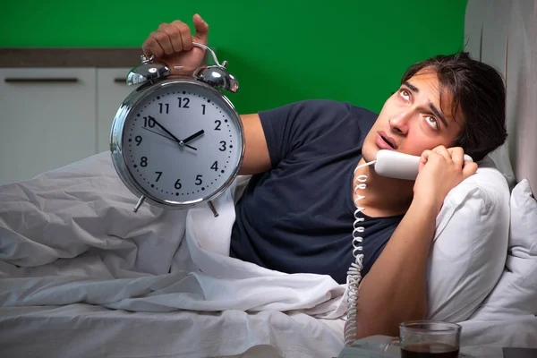 Genç yakışıklı adam evinde uykusuzluk çekiyor.