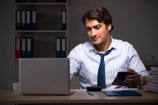 Giovane direttore finanziario che lavora fino a tarda notte in ufficio — Foto Stock