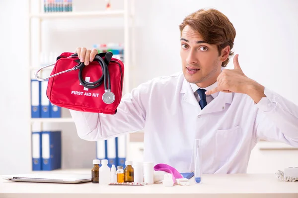 Junger Arzt Mit Verbandskasten Krankenhaus — Stockfoto