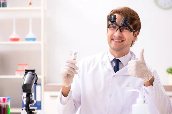 Chemist in the lab checking with ph strips — Stock Photo, Image