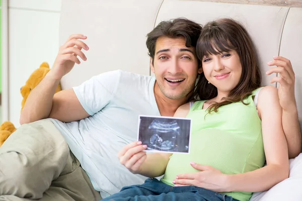 Ung familj att ta reda på om graviditet — Stockfoto