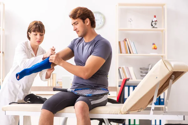 Joven tenista visitando médico traumatólogo — Foto de Stock