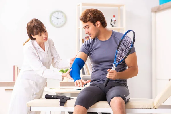 Junge Tennisspielerin besucht Traumatologen — Stockfoto