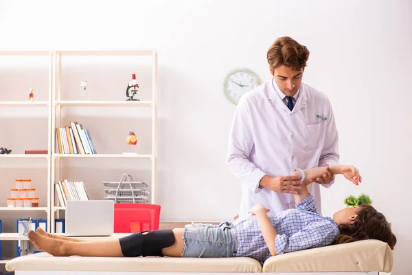Médecin masculin vérifiant la flexibilité articulaire avec goniomètre — Photo
