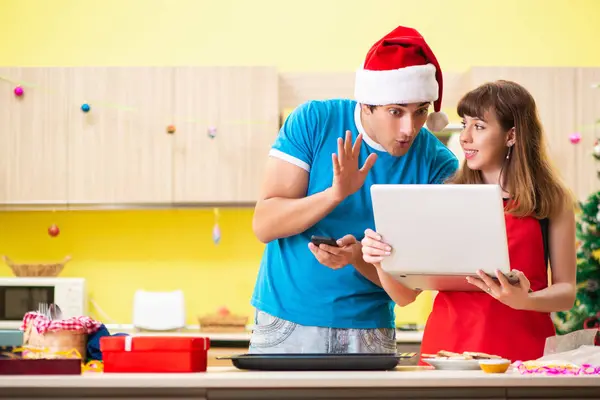 Giovane coppia che celebra il Natale in cucina — Foto Stock