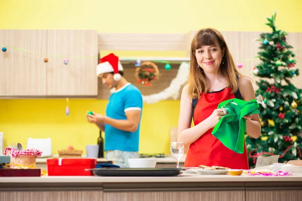 Молодая пара празднует Рождество на кухне — стоковое фото