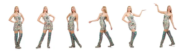 Модель, носящая платье с азербайджанскими ковровыми элементами — стоковое фото